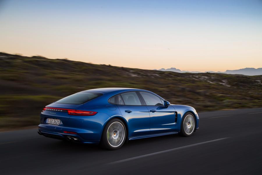  Porsche Panamera 4 E-Hybrid 2016 года  (фото 19 из 31)